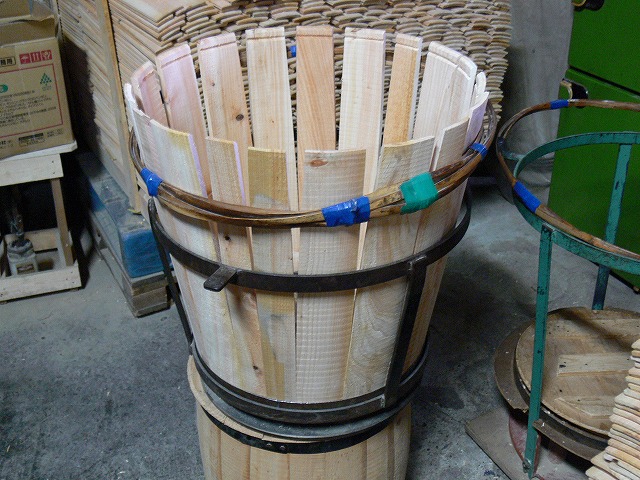 樽の製造工程 側板を立てる